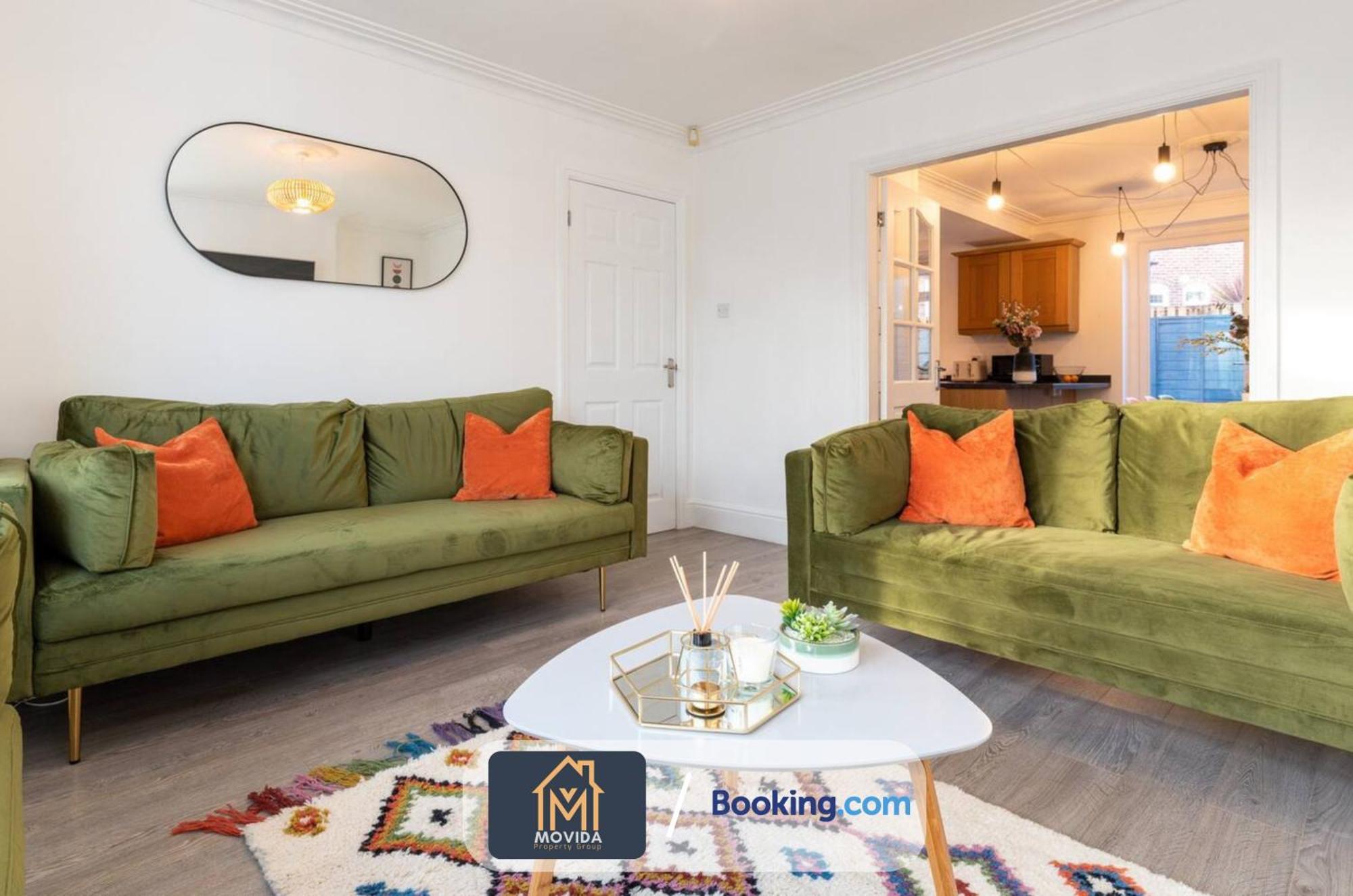 Large Modern 6 Bedroom House By Movida Property Group Short Lets & Serviced Accommodation With Games Room Лідс Екстер'єр фото
