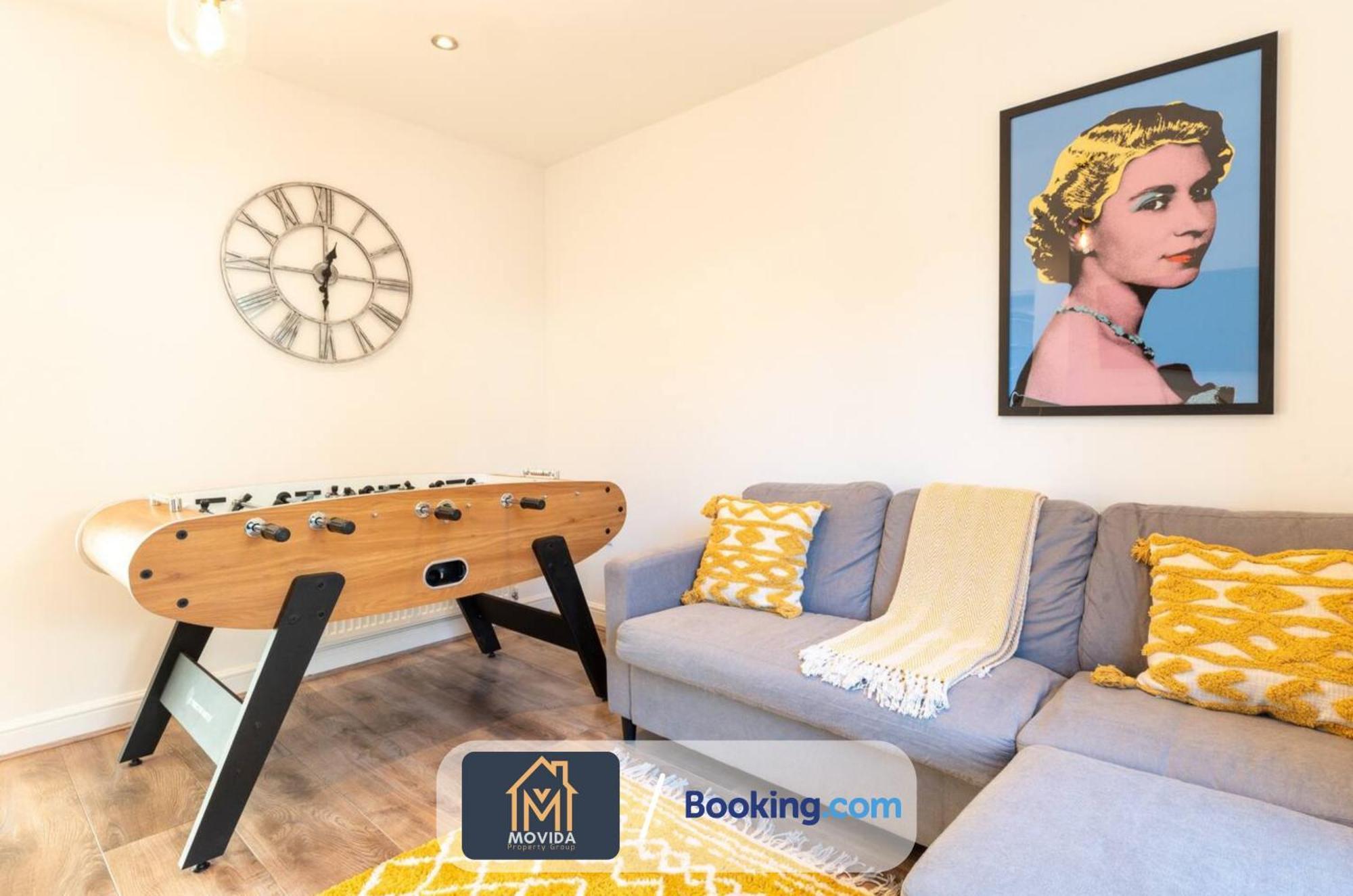 Large Modern 6 Bedroom House By Movida Property Group Short Lets & Serviced Accommodation With Games Room Лідс Екстер'єр фото