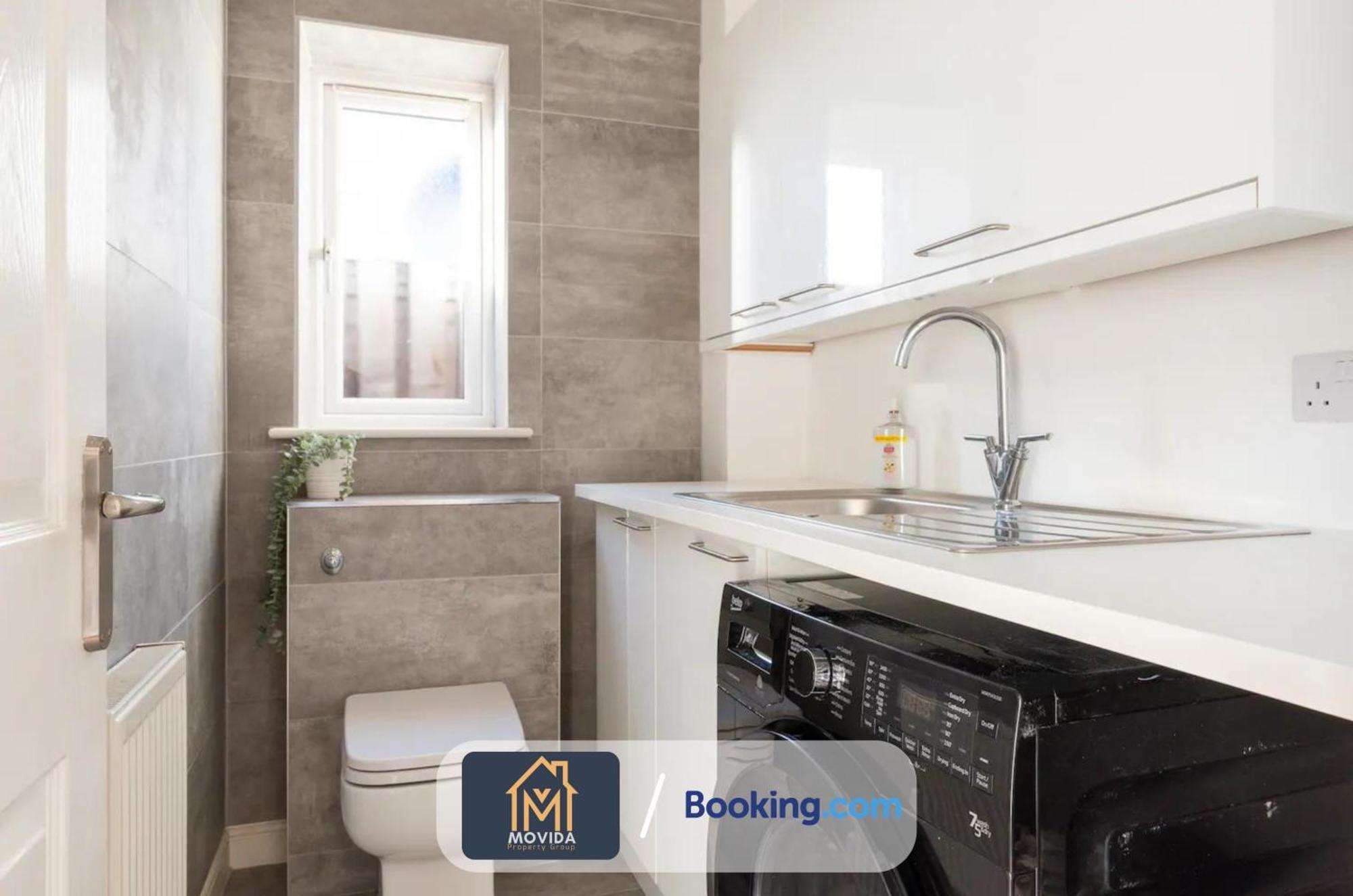 Large Modern 6 Bedroom House By Movida Property Group Short Lets & Serviced Accommodation With Games Room Лідс Екстер'єр фото