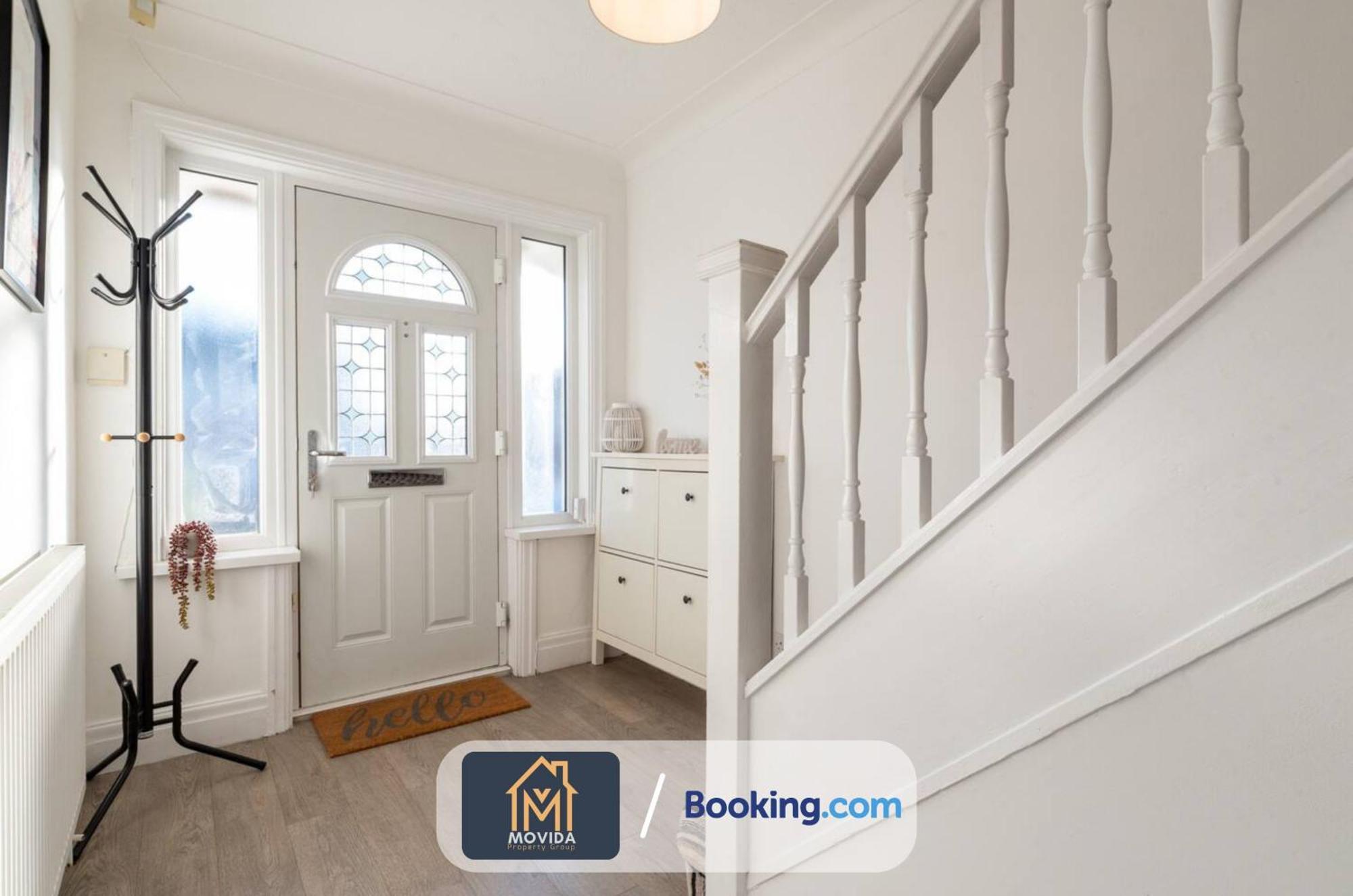 Large Modern 6 Bedroom House By Movida Property Group Short Lets & Serviced Accommodation With Games Room Лідс Екстер'єр фото